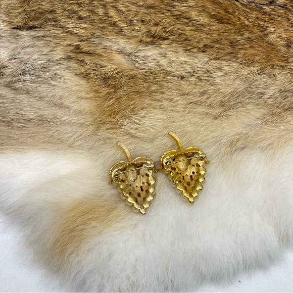 Signed Crown Trifari Grape Cluster Brooch Pin Faux Pearl Gold Tone Vintage 1950s - Picture 4 of 4